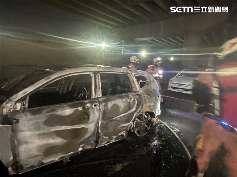 新竹市東區左岸棒球場20日下午發生火燒車事故。(圖/翻攝畫面)