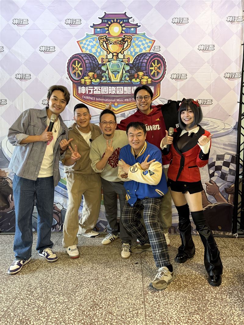 柯大堡（左起）、草爺砸重金，斥資七位數，舉辦第一屆「神行盃國際四驅車大賽」文化總會秘書長李厚慶、youtube「看你老墓」司徒建銘、港仔台爸張啟樂、郭鬼鬼都前來力挺。（圖／紅心字會提供）