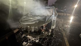 新竹市東區左岸棒球場20日下午發生火燒車事故。（圖／翻攝畫面）