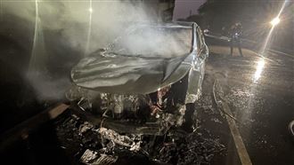 新竹棒球場爆火燒車！婦疑引火慘毀3部車