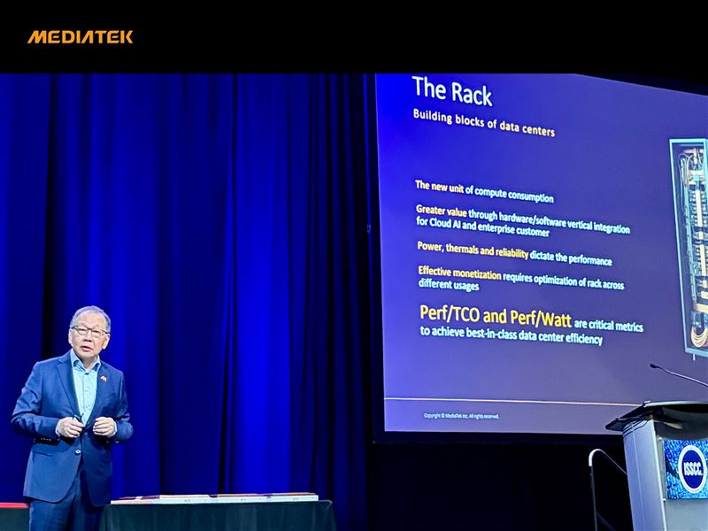 聯發科執行長蔡力行於 ISSCC 演講指出，AI 算力需求遠超摩爾定律，引發「能源戰」。產業必須從晶片走向「機櫃級」優化，透過異質整合與先進封裝，力拚十年內能效提升100倍，方能達成 AI 經濟永續發展。（圖／聯發科提供）