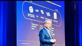 聯發科執行長蔡力行於 ISSCC 演講指出，AI 算力需求遠超摩爾定律，引發「能源戰」。產業必須從晶片走向「機櫃級」優化，透過異質整合與先進封裝，力拚十年內能效提升100倍，方能達成 AI 經濟永續發展。（圖／聯發科提供） 