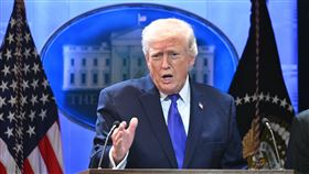 美國最高法院推翻川普全球關稅，引發川普強烈不滿，他批裁決「荒謬」並宣布將依貿易法第122條實施10%全球關稅，拒絕國會介入。（圖／翻攝自X平台 @ayTC53）