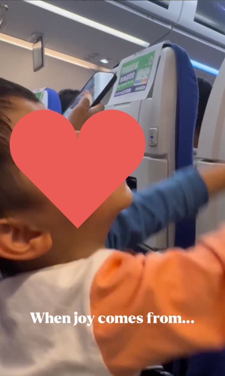 何雁詩兒子在飛機上的舉動引發網友議論。（圖／翻攝自IG@youcanfly_asher）