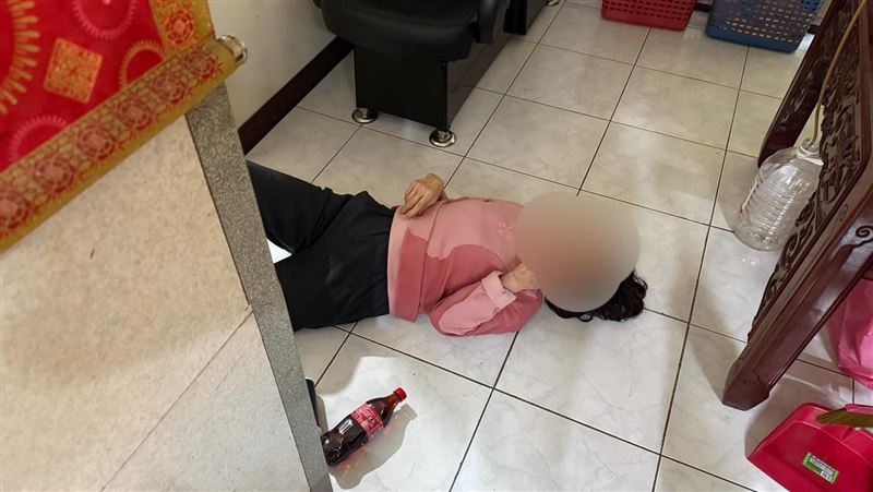 87歲獨居嬤倒臥家中!兒求助警破門搶命