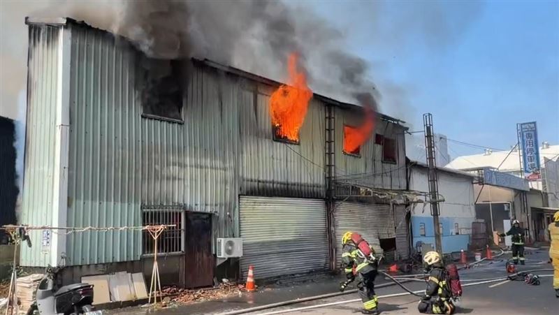 嘉義市僑嘉三街、一處鐵皮倉庫發生火警。（圖／翻攝畫面）