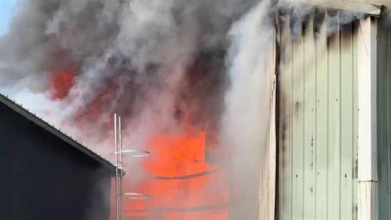 嘉義市僑嘉三街、一處鐵皮倉庫發生火警。（圖／翻攝畫面）