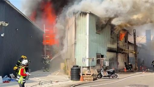 嘉義鐵皮倉庫大火！火舌濃煙狂竄現場曝光