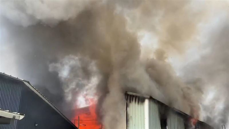 嘉義市僑嘉三街、一處鐵皮倉庫發生火警。（圖／翻攝畫面）