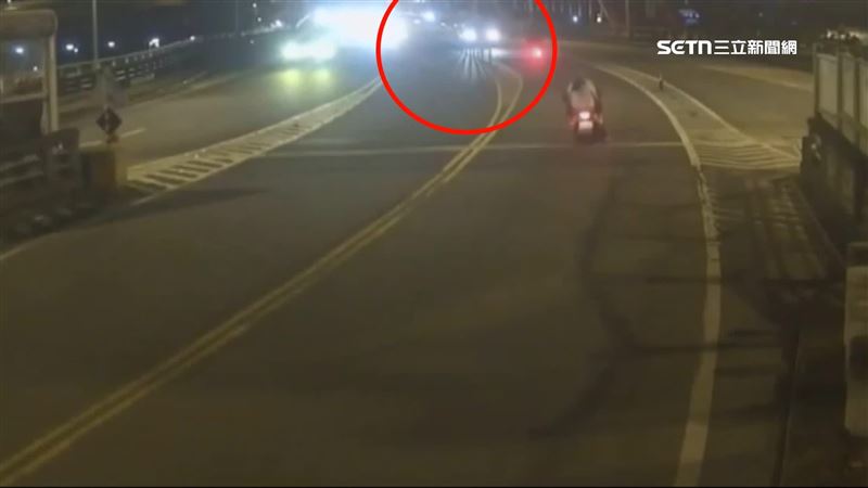 計程車違規跨越雙黃線，撞上對向機車騎士