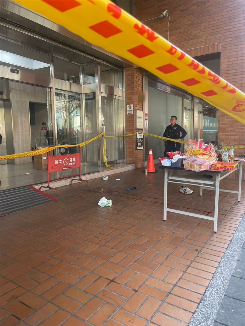 正在新春開工團拜的醫美診所董事長遭槍擊送醫，轄區大安分局掌握1名嫌犯特徵，全力緝捕中。（圖／翻攝畫面）