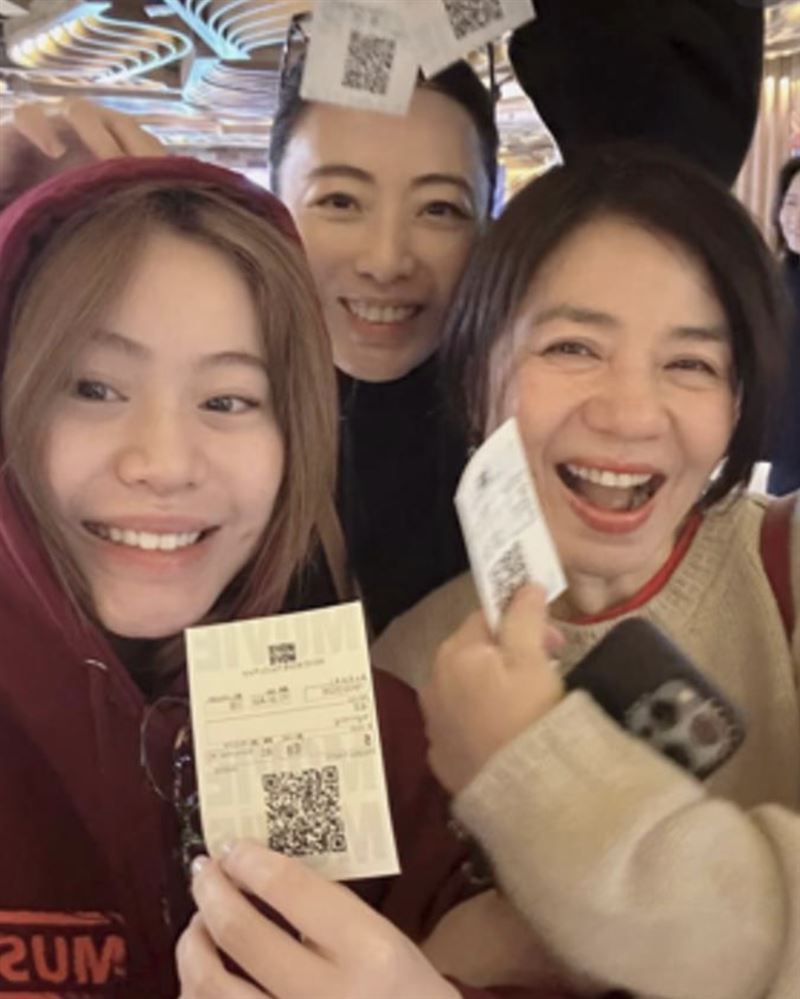 鍾楚紅(右起)和甘比、甘比大女兒劉秀樺一起看電影。(圖/摘自甘比小紅書)