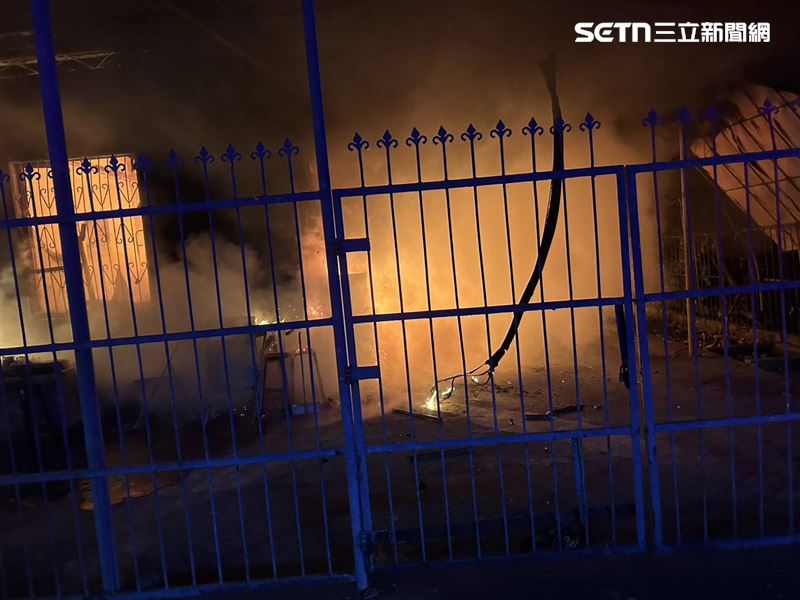 現場起火點疑為房間地板，疑為遺留火種菸蒂，確切起火原因目前由火調人員調查中。（圖／翻攝畫面）