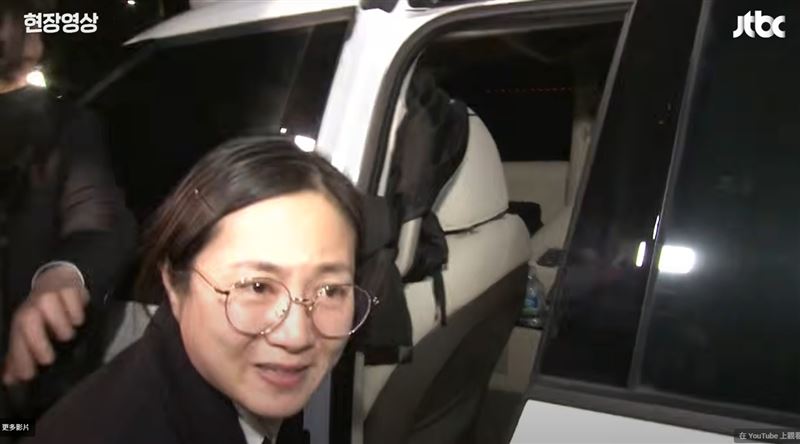 朴娜勑上車前被問是否有話想對受害經紀人說時，她淡定回「沒有」。（圖／翻攝自JTBC）