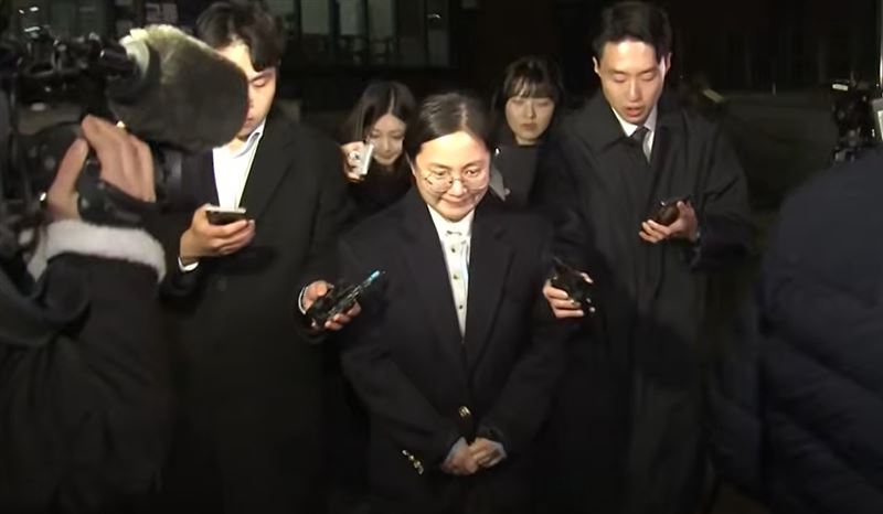 首爾江南警察署已將朴娜勑移送檢方偵辦。(圖/翻攝自JTBC)