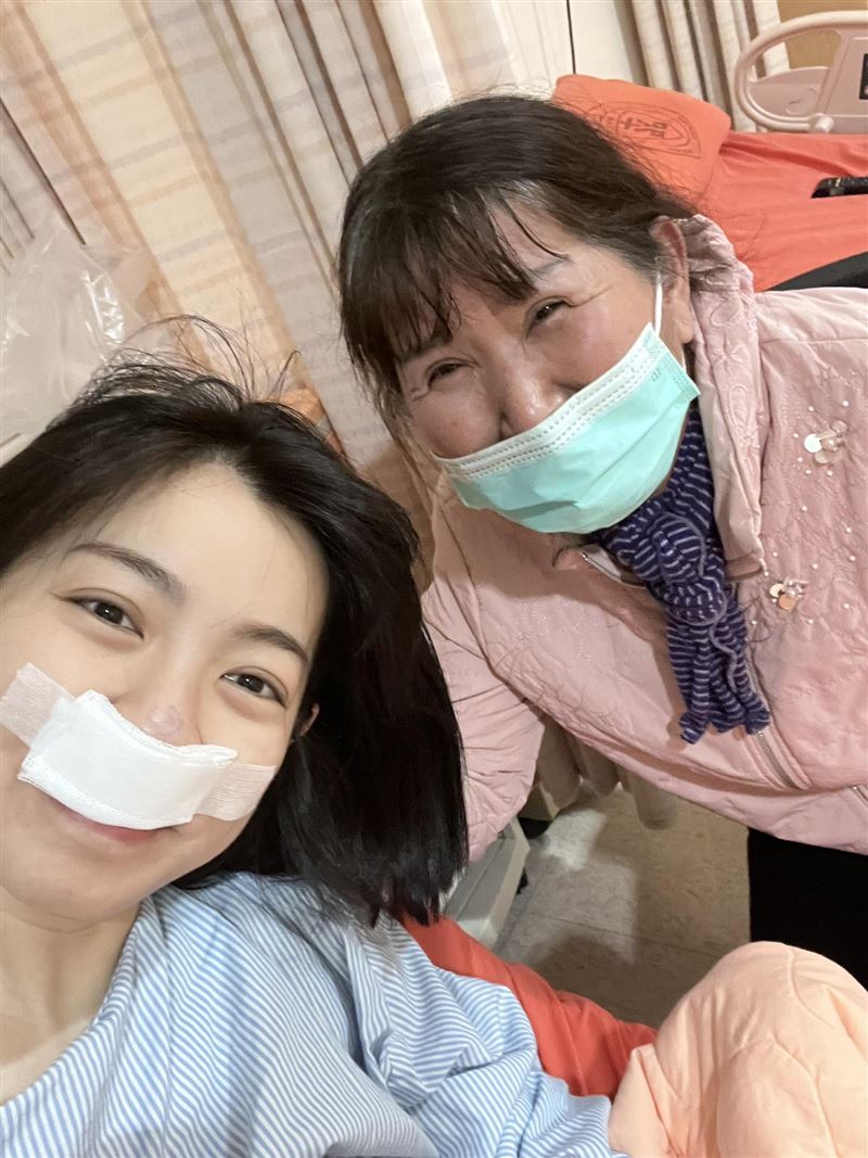 米可白 2 月初在媽媽陪同下做鼻息肉切除手術，所以最近和粉絲合照都戴著口罩。（圖／翻攝自米可白臉書）