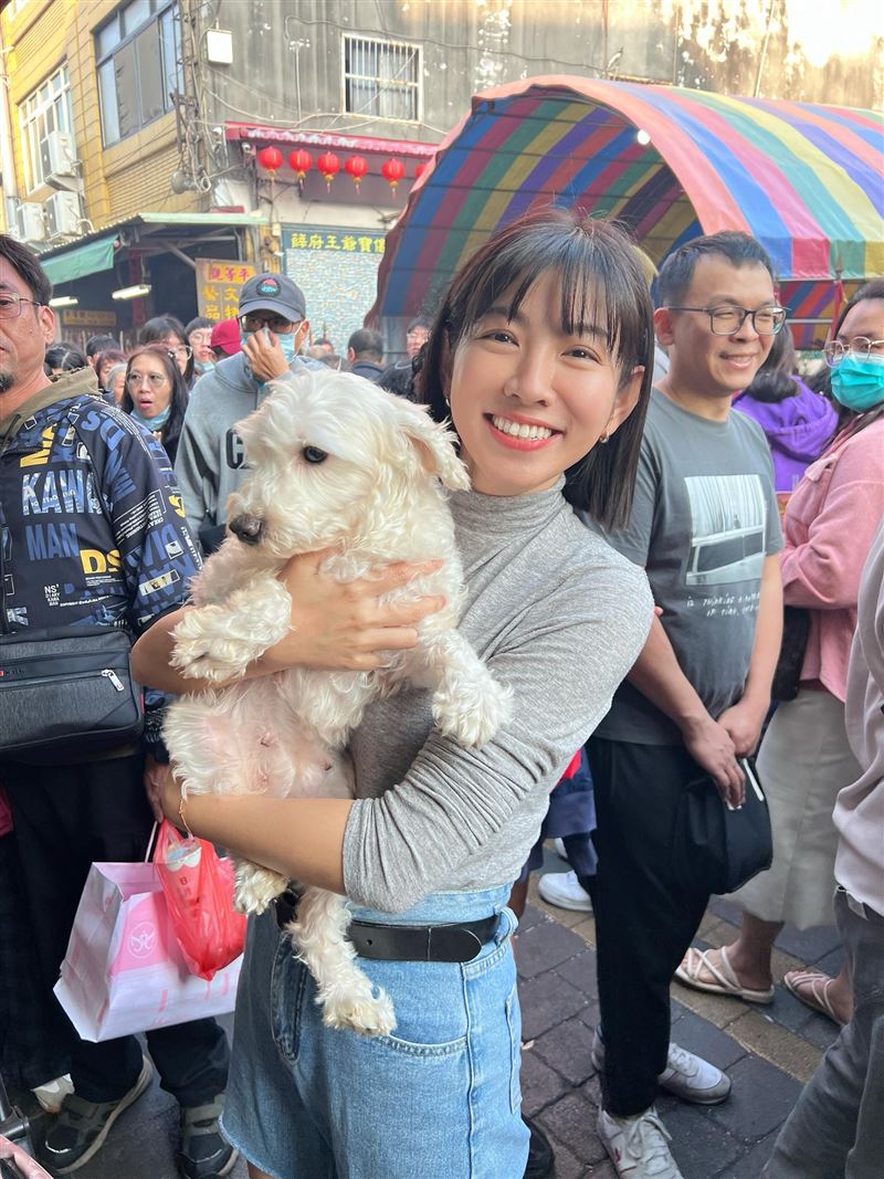 米可白是圈內有名的愛狗人士，去年「人人犬舍」爆出違法剪除犬隻聲帶和不當繁殖，為此發長文開戰苗栗縣長鍾東錦。（圖／翻攝自米可白臉書）