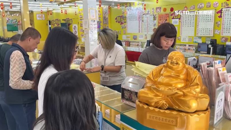 過年期間各家彩券行，人潮依舊絡繹不絕