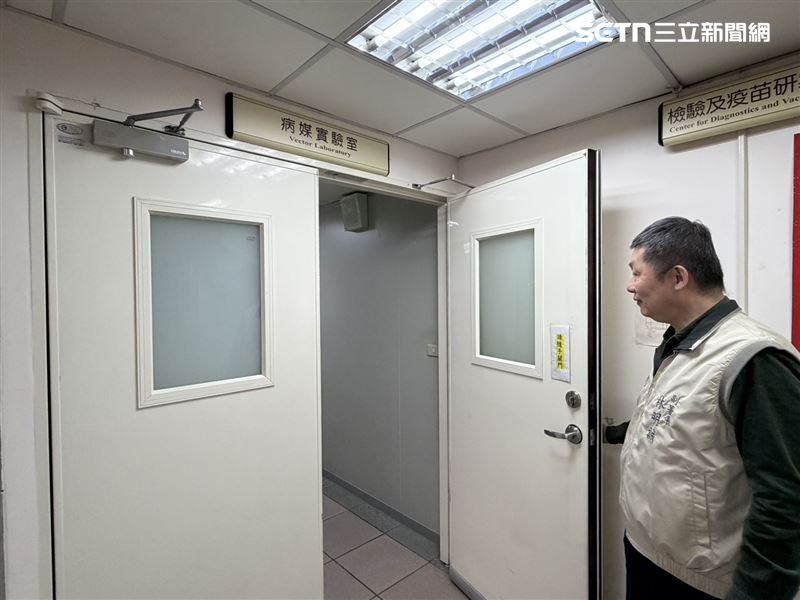 疾管署副署長林明誠帶領媒體進入「病媒實驗室」。（圖／記者簡浩正攝影）