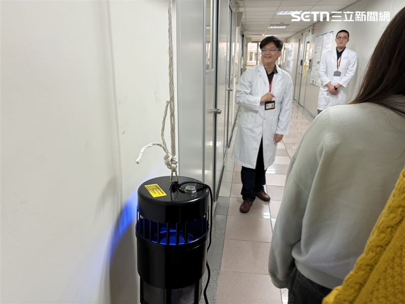 該實驗室位於疾管署內、門禁森嚴，為避免飼養的蚊蟲逃離，走廊掛有捕蚊燈。（圖／記者簡浩正攝影）