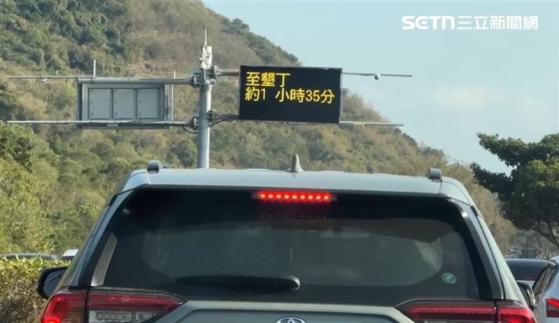 斗大的電子路牌上寫著「至達墾丁約1小時35分」，膀胱不禁縮了一下。（圖／記者羅欣怡攝影）
