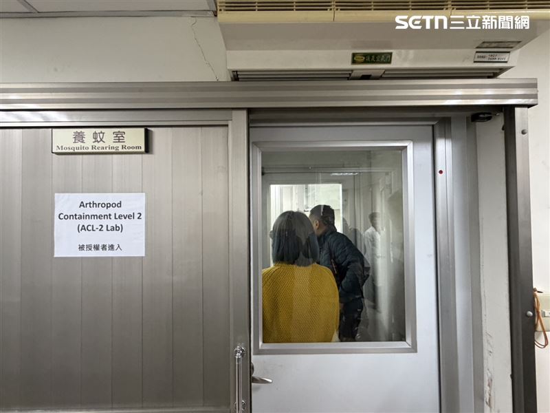 「養蚊室」有兩道門加上氣簾區隔，得先關上一扇門、才能開啟另一扇門。（圖／記者簡浩正攝影）