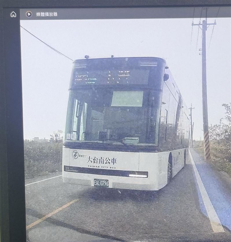 肇事的大台南公車。（圖／取自網路社群）