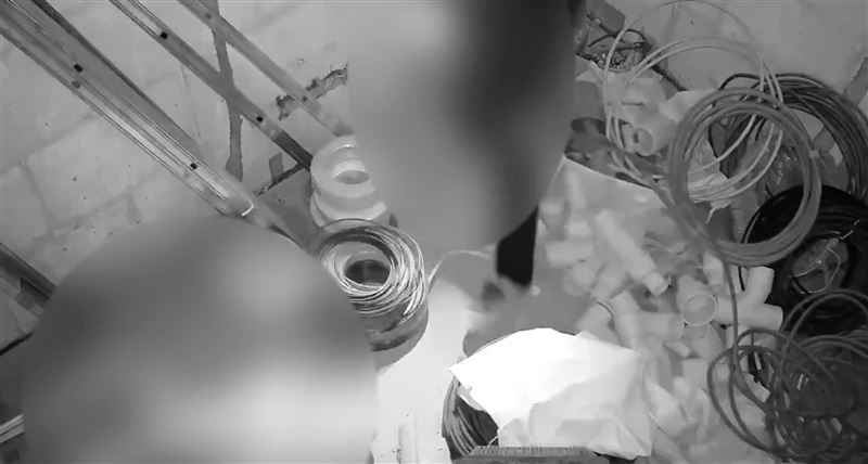 陳姓男子、曹姓女子潛入工地竊取電纜線後變賣換現。警方經埋伏，將2人逮捕到案。（圖／翻攝畫面）