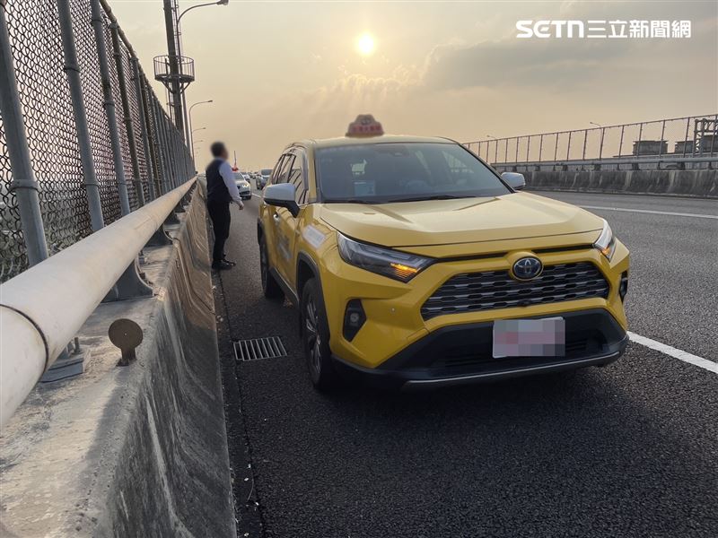 一連串失控行徑，嚇壞計程車司機。（圖／翻攝畫面）