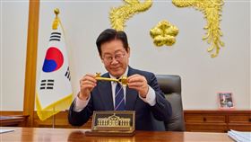 李在明開箱大秀川普致贈的黃金鑰匙。（圖／翻攝自X平台 @Jaemyung_Lee）