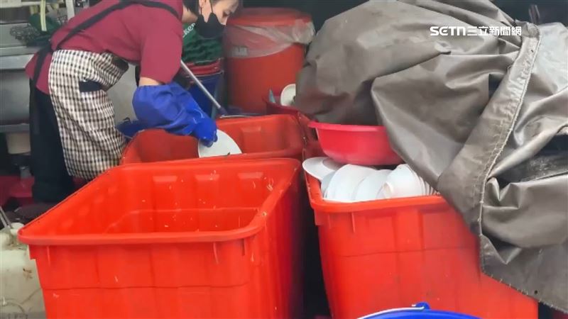 碗盤擺在店門口&nbsp;，直接拿大桶子裝水&nbsp;，就在馬路邊清洗