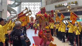 開工日旱溪媽祖逛百貨　櫃哥姐鑽轎求業績