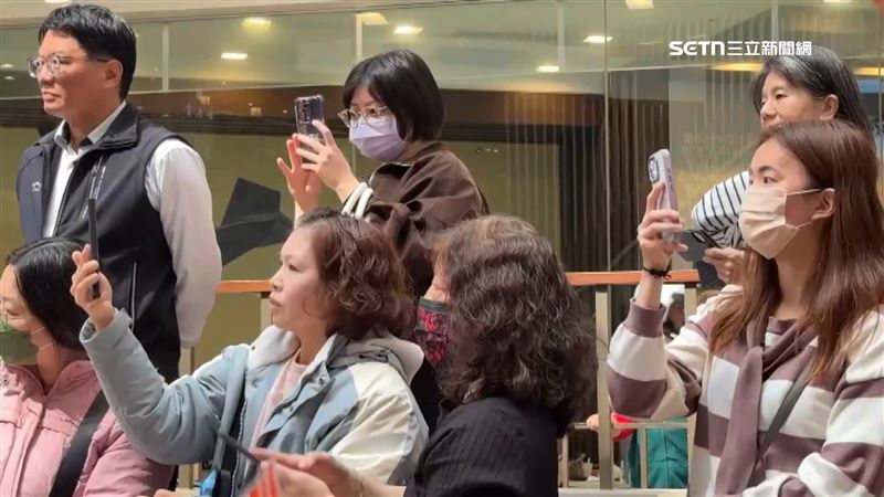 民眾紛紛拿起手機記錄這難得的景象