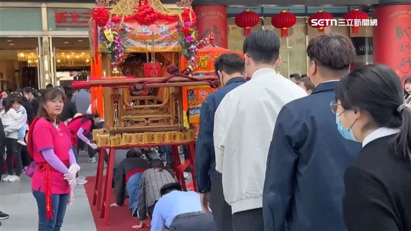 旱溪媽祖初五開工，短暫停駕開放鑽轎底祈福