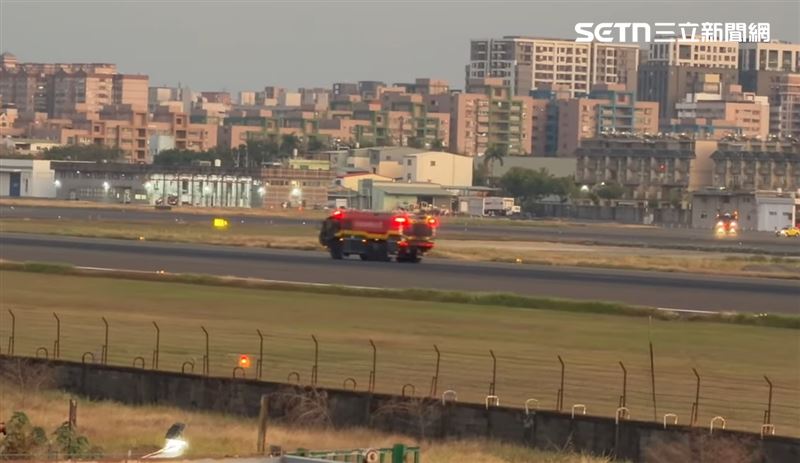 消防車緊跟在飛機後頭。（圖／民眾提供）