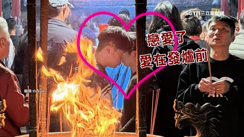 天公爐發爐照，後方兩名男子因為前後錯位，也引熱議（圖／翻攝自Threads）