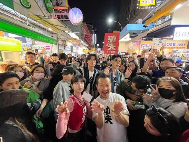 導演九把刀和演員王淨、柯震東、朱軒洋到台中一中街走春宣傳新片《功夫》，人潮擠爆。（圖／麻吉砥加提供）