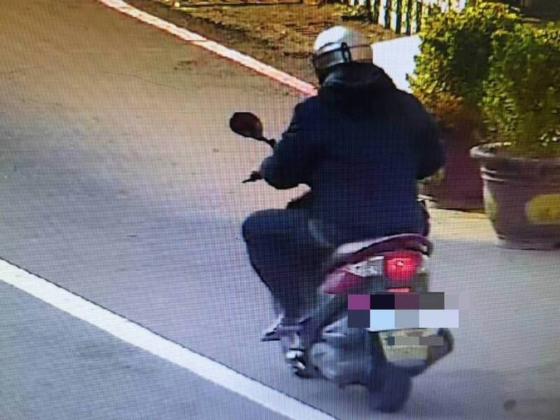 男子竊取紅包錢後騎機車揚長而去。（圖／翻攝畫面）