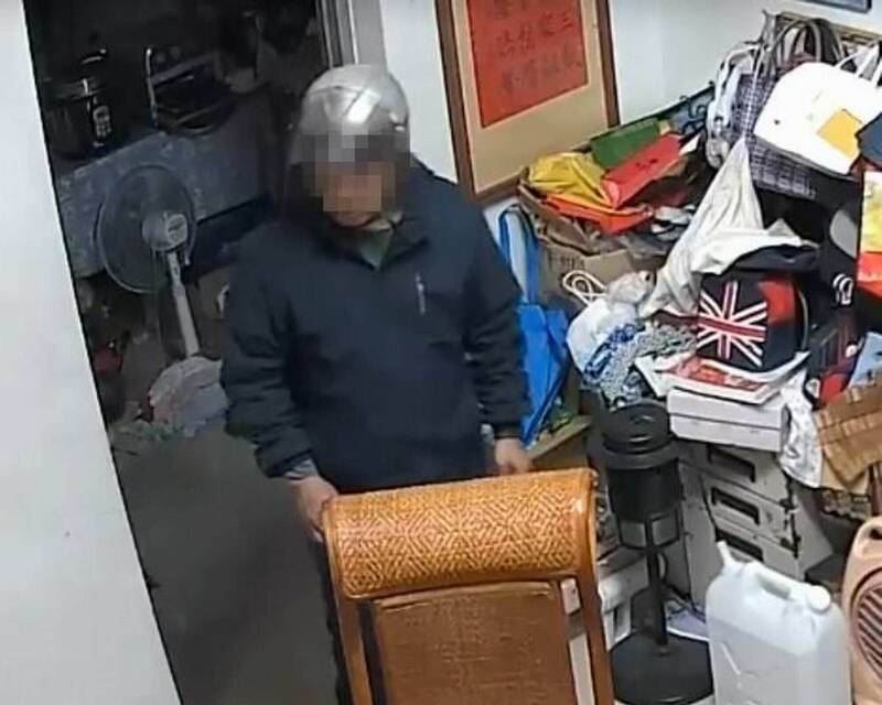竊賊趁著阿嬤獨自在家，潛入其住處偷走6.3萬元紅包，警方現已鎖定其行蹤調查中。（圖／翻攝畫面）