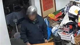 竊賊趁著阿嬤獨自在家，潛入其住處偷走6萬3000元紅包，警方現已鎖定其行蹤調查中。（圖／翻攝畫面）
