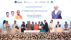 鴻海與HCL斥資3700億盧比於印度大諾伊達建立半導體封測廠，預計2028年營運，月產2萬片顯示驅動晶片。此計畫由總理莫迪見證，不僅創造3500個職缺，更助印度邁向科技自給自足。（圖／鴻海提供） 