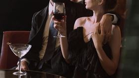 高雄一名坐檯小姐曾在包廂內火辣脫衣遭送辦，案子還沒審完，她卻不幸成為植物人，臥床13年於今年1月病逝。（示意圖，Pexels）