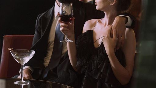 坐檯小姐脫衣陪酒遭逮　淪植物人13年病逝