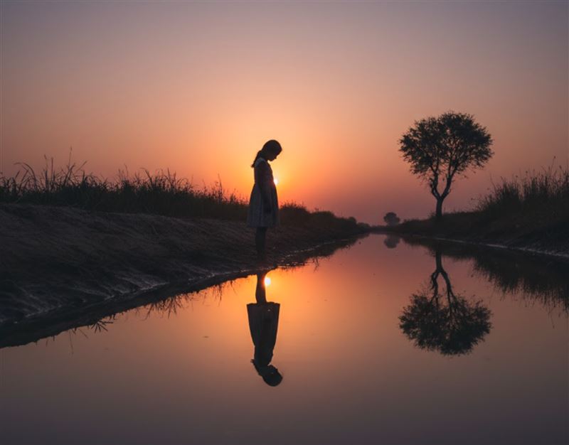 印度一名男子為了選舉，竟親手殺害年僅6歲的女兒。（示意圖，由AI生成）