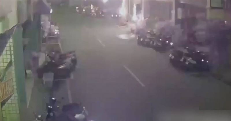 鄭男在馬路上放鞭炮遭勸阻，竟於凌晨4時許在陽台射煙火驚擾民眾。（圖／翻攝畫面）