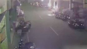 鄭男在馬路上放鞭炮遭勸阻，竟於凌晨4時許在陽台射煙火驚擾民眾。（圖／翻攝畫面）