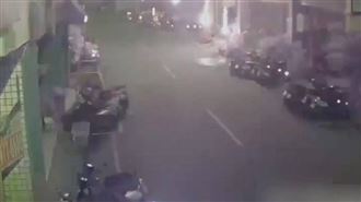 男凌晨放炮遭勸阻　竟在陽台射煙火險燒鄰