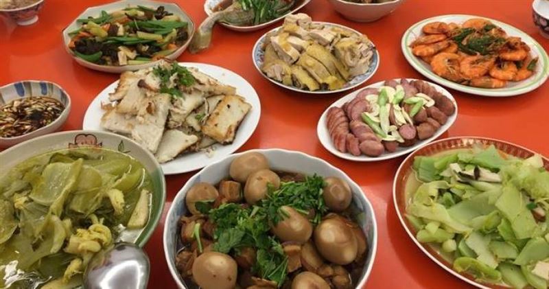 年菜反覆加熱有食安風險。（示意圖／photoAC）