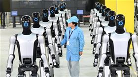 廣西第1000台工業人形機器人下線中國人形機器人市場大幅成長，圖為2025年12月26日，廣西柳州第1000台工業人形機器人Walker S2下線，工人正在檢查。（中新社提供）中央社　115年2月15日