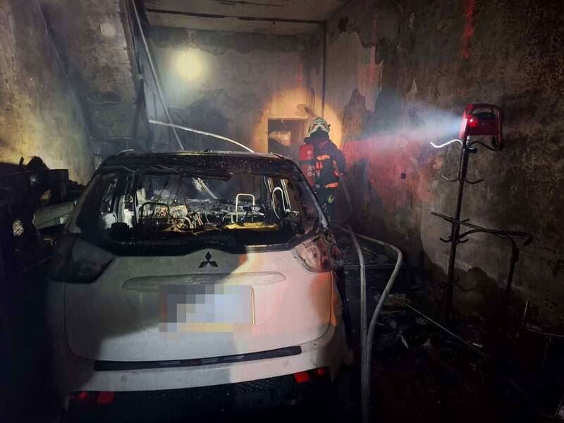 一輛轎車不明原因衝入民族三街民宅後起火。（圖／翻攝畫面）